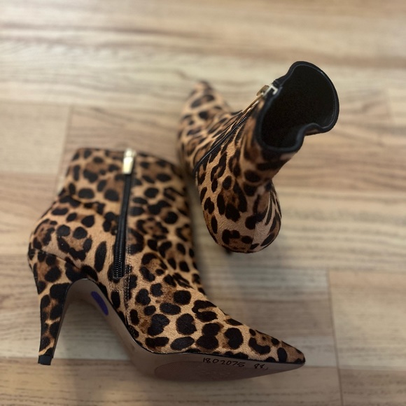Vince Camuto Nandi Leopard Print Cow Hair Heeled Ankle Boots Womens - Size 8.5 - Picture 3 of 4